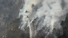 In azione. Un elicottero impegnato nell’operazione di spegnimento