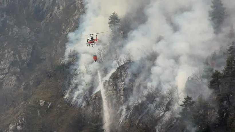 In azione. Un elicottero impegnato nell’operazione di spegnimento