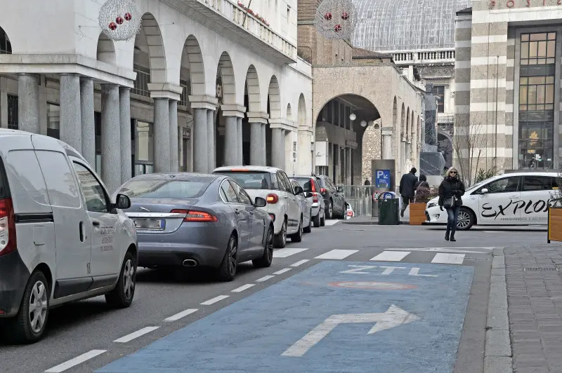 CODA IN VIA GRAMSCI