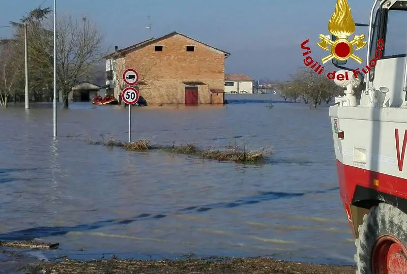 Esondazioni, Vigili del fuoco bresciani all'opera a Brescello