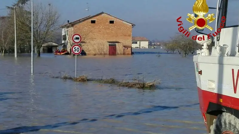 Esondazioni, Vigili del fuoco bresciani all'opera a Brescello