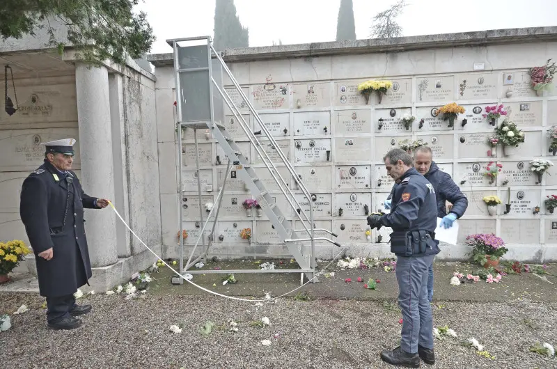 Le scritte nel cimitero di Sant'Eufemia