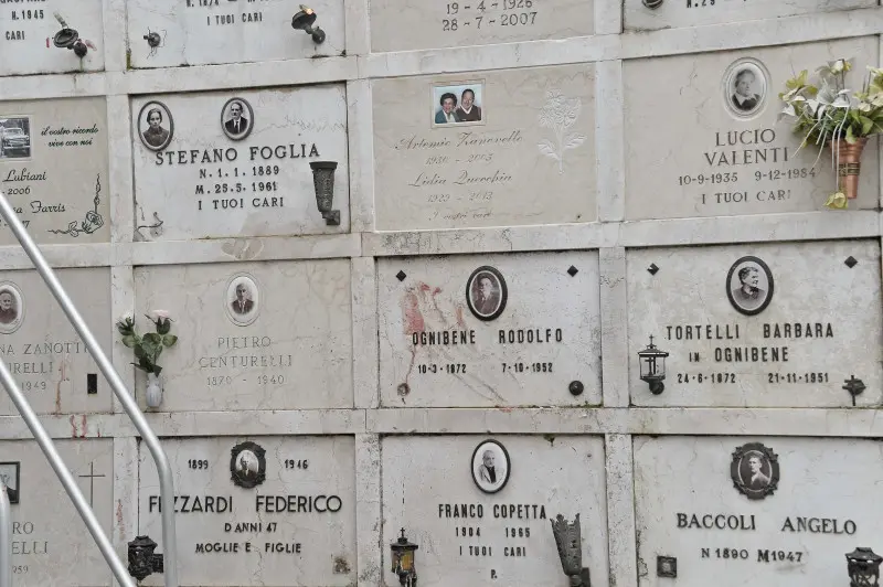 Le scritte nel cimitero di Sant'Eufemia