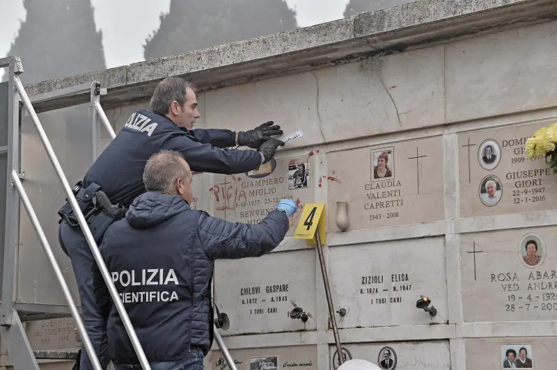 Le scritte nel cimitero di Sant'Eufemia