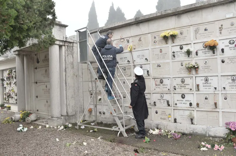 Le scritte nel cimitero di Sant'Eufemia
