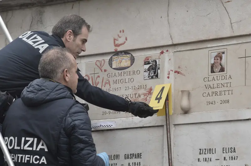 Le scritte nel cimitero di Sant'Eufemia