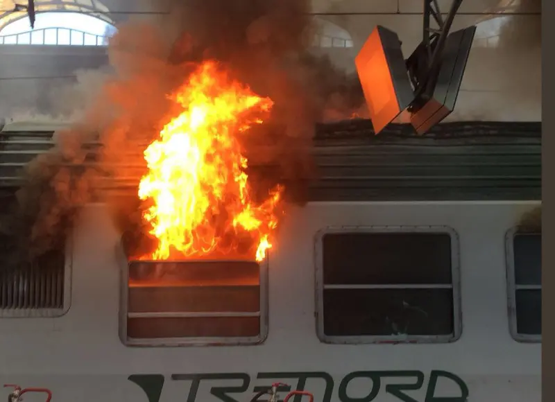 Milano Centrale, l'incendio divampato a bordo del Regionale