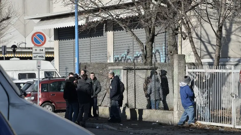 Capannone Rave Rave nel capanannone, arrivano poliziotti e carabinieri | Giornale di ...