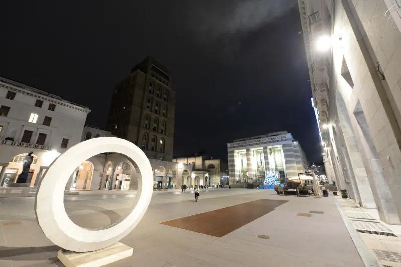 Il grattacielo di piazza Vittoria privo di illuminazione esterna