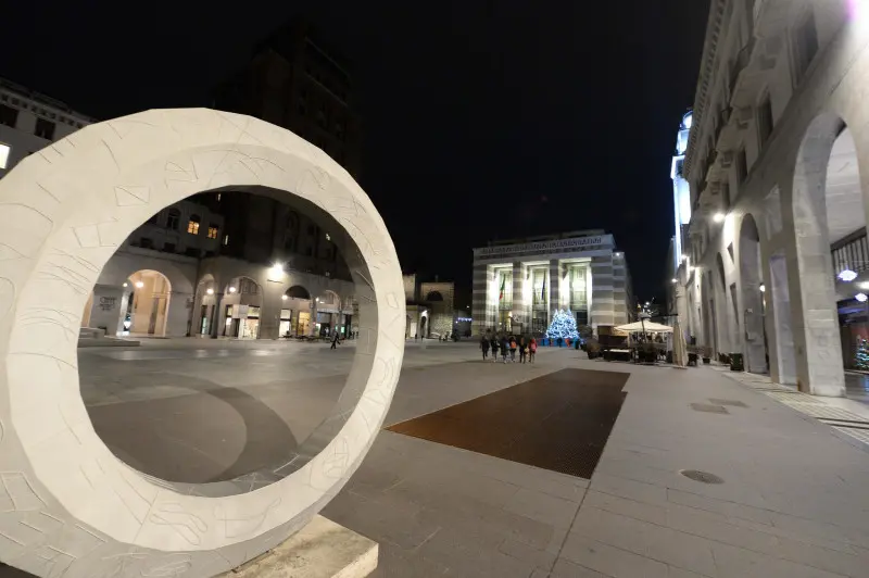Il grattacielo di piazza Vittoria privo di illuminazione esterna
