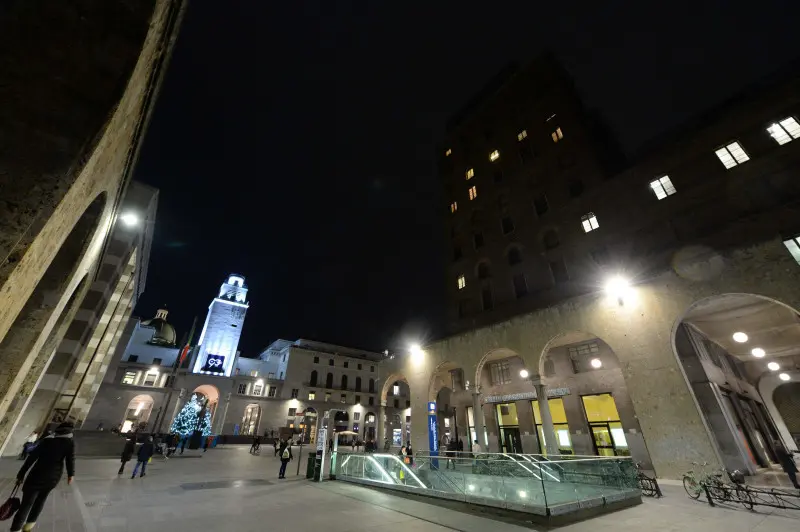 Il grattacielo di piazza Vittoria privo di illuminazione esterna