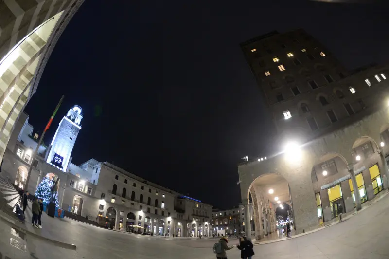 Il grattacielo di piazza Vittoria privo di illuminazione esterna