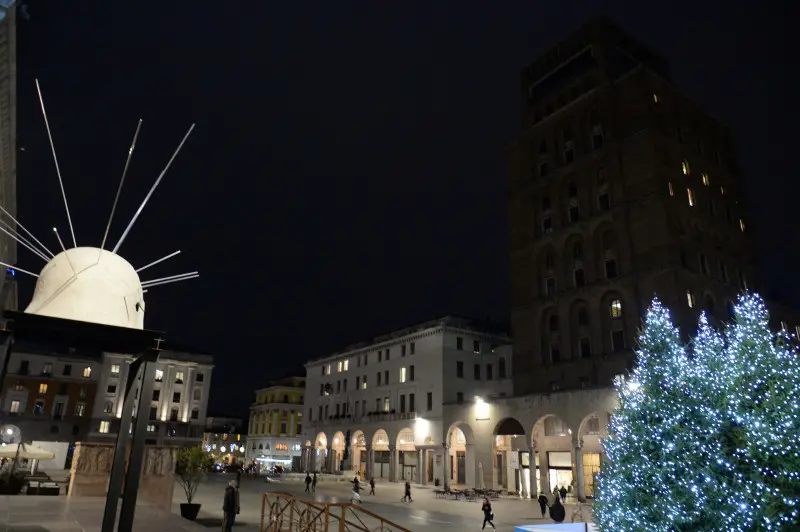 Il grattacielo di piazza Vittoria privo di illuminazione esterna