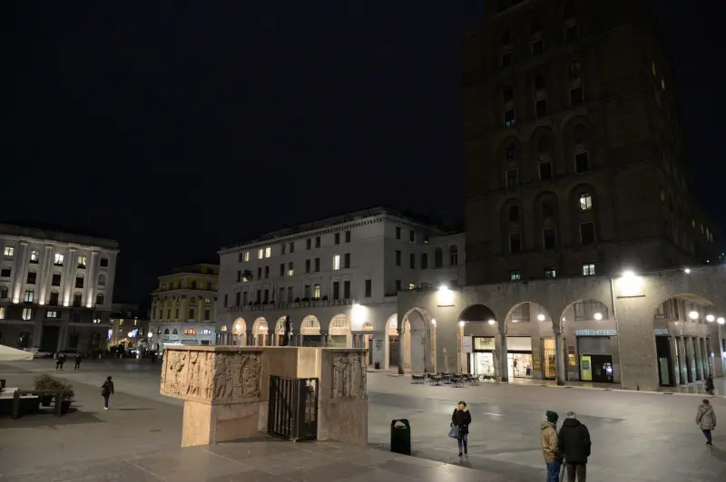 Il grattacielo di piazza Vittoria privo di illuminazione esterna