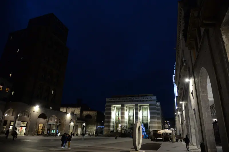 Il grattacielo di piazza Vittoria privo di illuminazione esterna