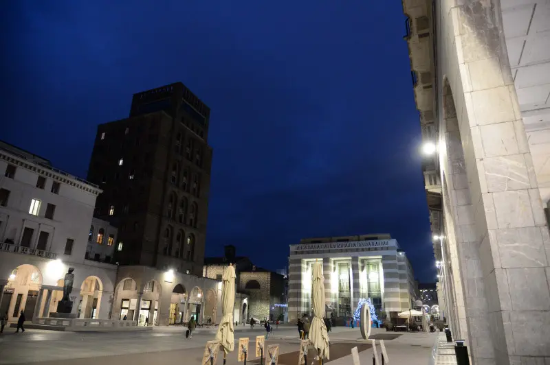 Il grattacielo di piazza Vittoria privo di illuminazione esterna