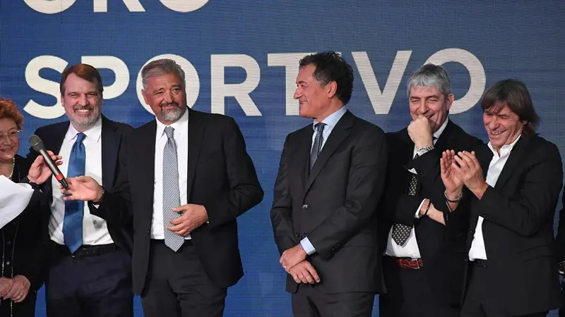 Spillo Altobelli durante la premiazione con, da destra, Bruno Conti, Paolo Rossi, Claudio Gentile e Marco Tardelli. Foto Ansa/Alessandro Di Meo