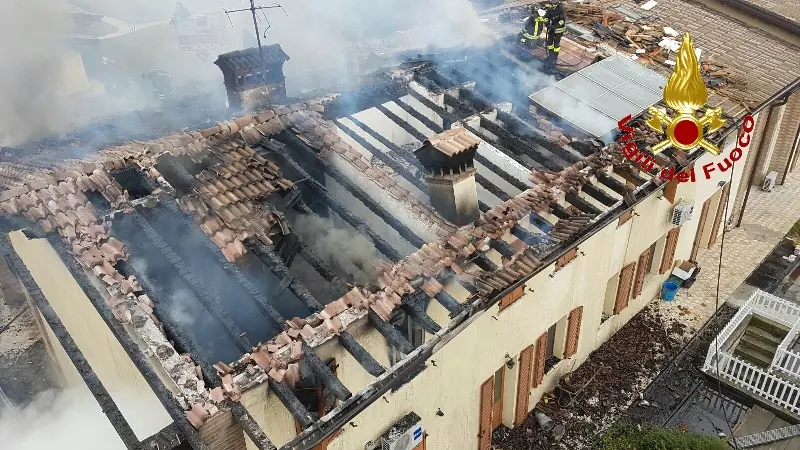 Ghedi, fiamme dalle canna fumaria: in cenere il tetto