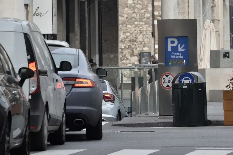 CODA IN VIA GRAMSCI