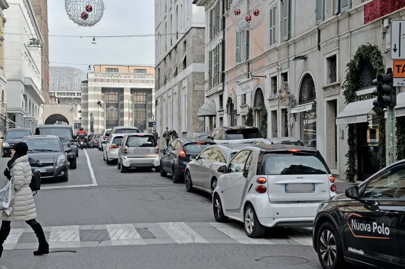 CODA IN VIA GRAMSCI