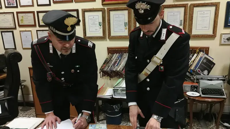 I carabinieri del Norm di Brescia con il materiale sequestrato al pusher di Mazzano - © www.giornaledibrescia.it