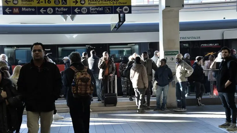 Pendolari in attesa in stazione