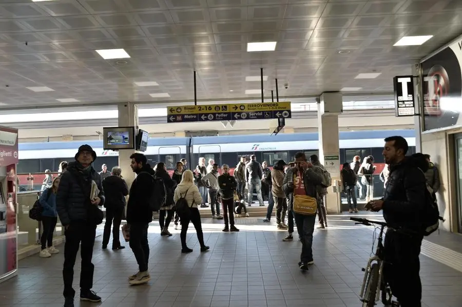 Pendolari in attesa in stazione