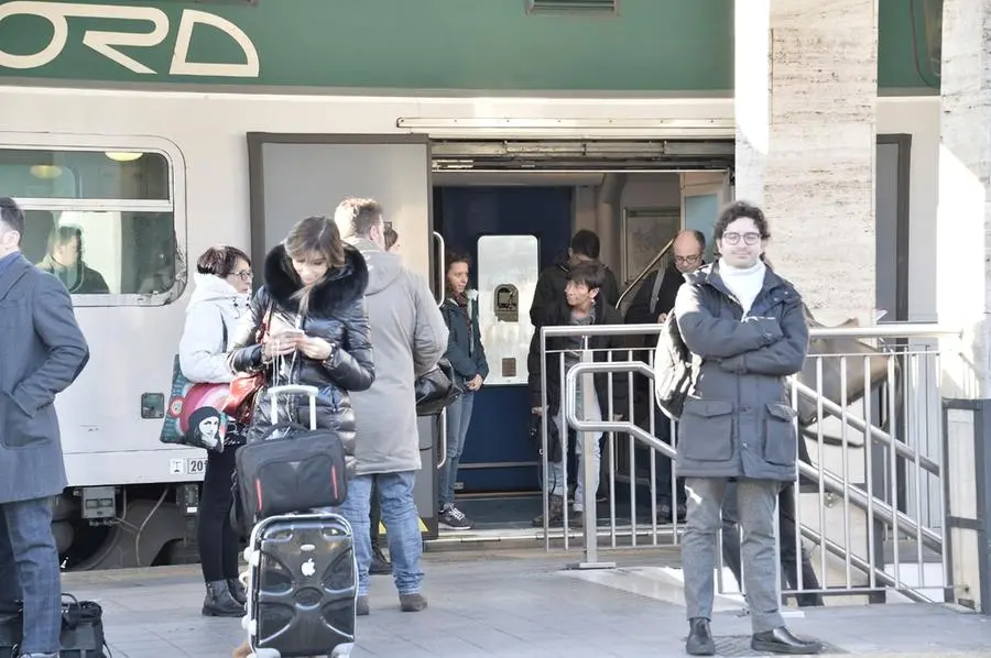 Pendolari in attesa in stazione