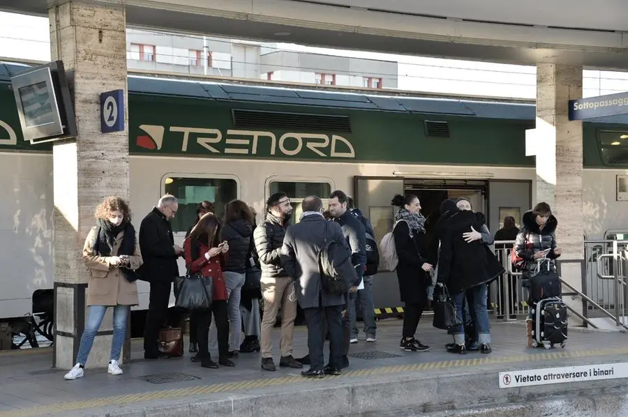 Pendolari in attesa in stazione