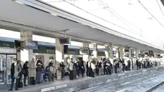 Pendolari in attesa in stazione