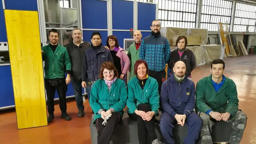 In fabbrica. Il gruppo dei dipendenti Ilpa davanti alla macchina con il pannello innovativo