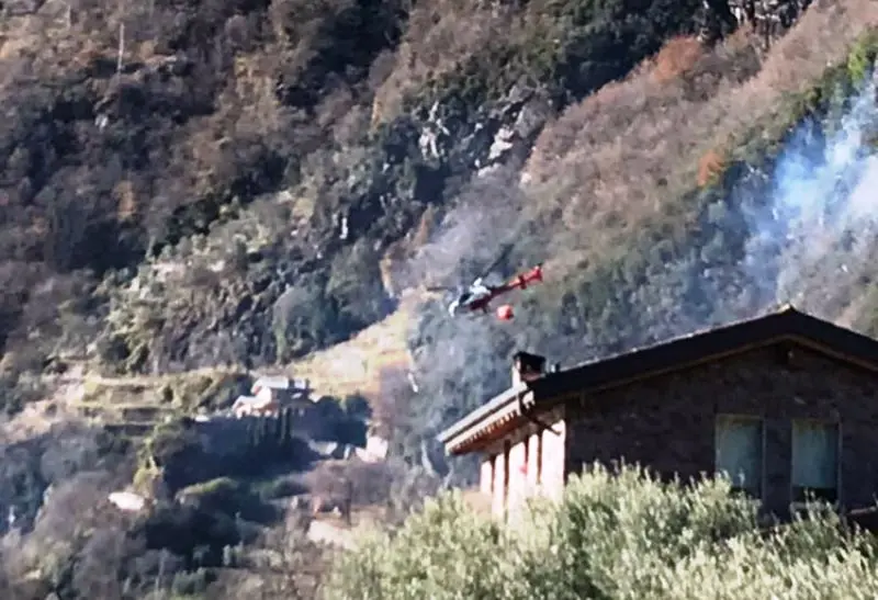 Incendio sul lago Moro, elicottero in azione