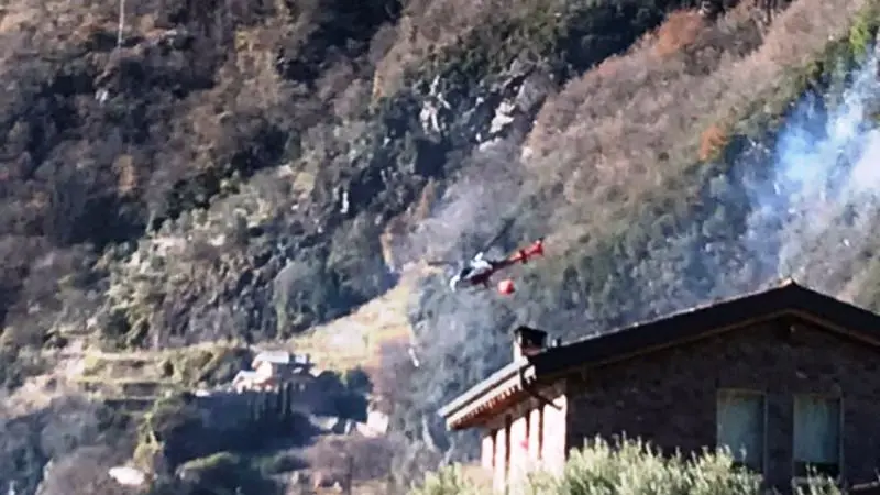 Incendio sul lago Moro, elicottero in azione