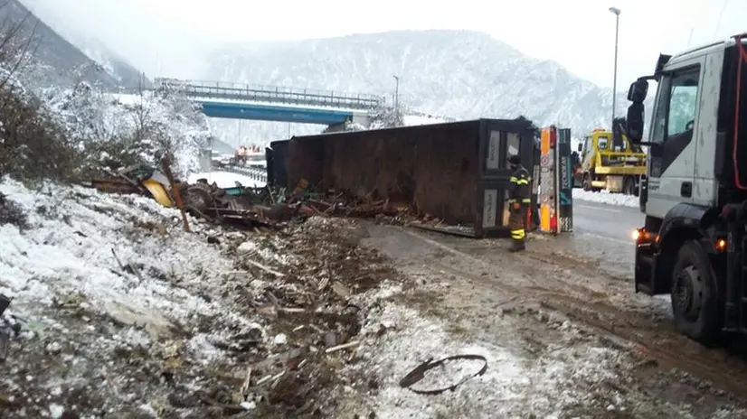 Camion si ribalta a Vobarno