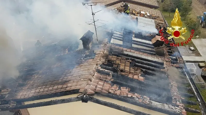 Ghedi, fiamme dalle canna fumaria: in cenere il tetto