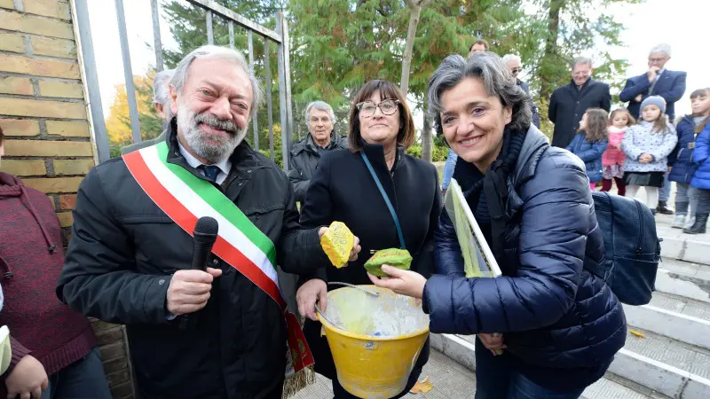 Gualdo, posa della prima pietra della scuola donata dai bresciani