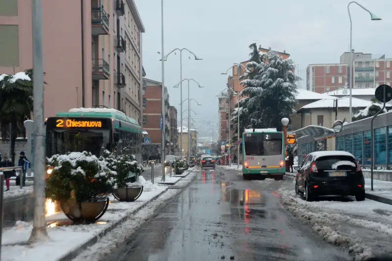 Il risveglio della città sotto la neve