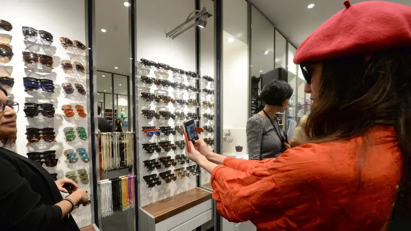 L'inaugurazione del nuovo negozio di ottica in corso Zanardelli