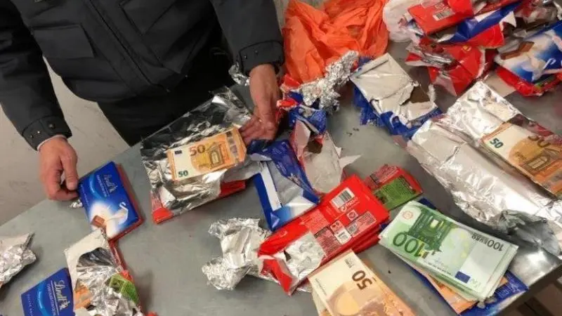 Fermato con 40mila euro nascosti... nella cioccolata