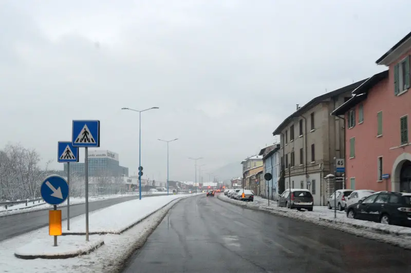 Il risveglio della città sotto la neve