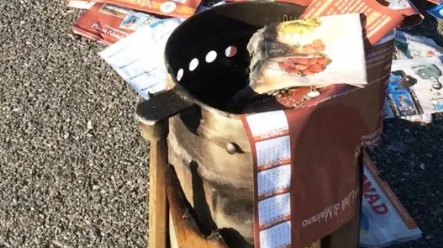 Mairano, il rogo di volantini augurali e calendari