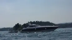 Lo yacht bloccato davanti all'Isola Borghese