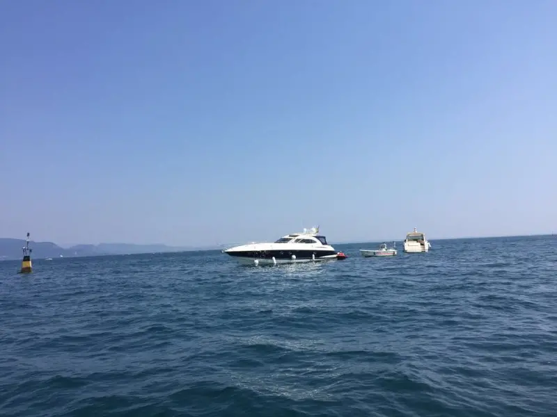 Lo yacht bloccato davanti all'Isola Borghese