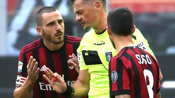 Bonucci con l'arbitro Giacomelli dopo l'espulsione in Milan-Genoa - Foto Ansa/Matteo Bazzi