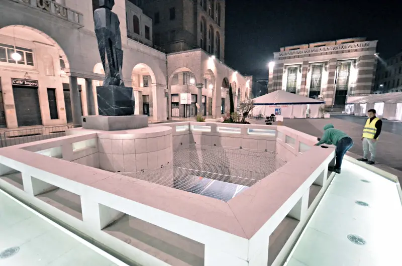 Il posizionamento della rete di protezione in piazza Vittoria