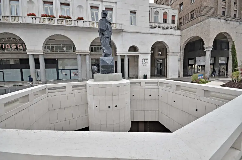 Il posizionamento della rete di protezione in piazza Vittoria