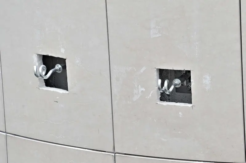 Il posizionamento della rete di protezione in piazza Vittoria