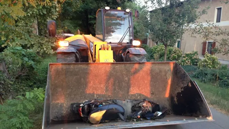 Schianto all'incrocio, scooter nella roggia: grave 60enne
