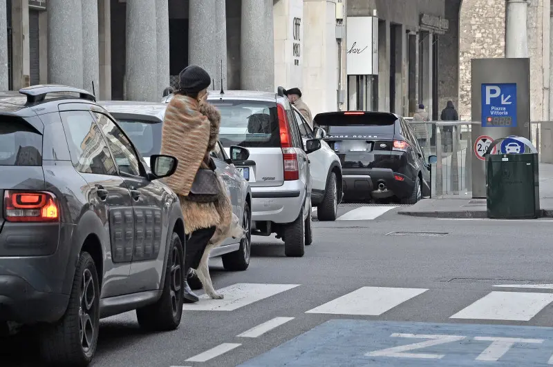 CODA IN VIA GRAMSCI