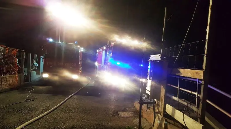 Pollaio in fiamme a Serle nella notte